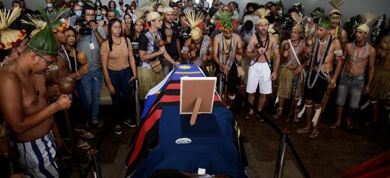 Funeral con rituales indígenas del experto brasileño asesinado Bruno Pereira, en eñl cementerio Morada da Paz en Paulista