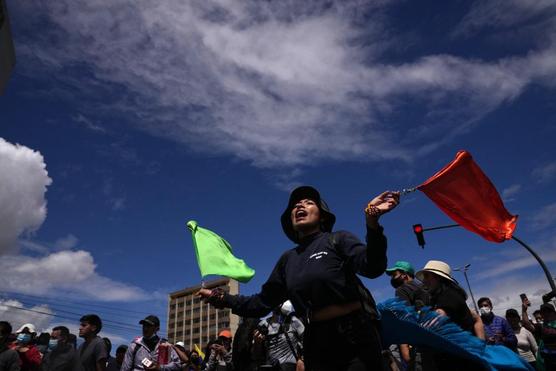 Estudiantes se suman a mujeres indígenas en una marcha en apoyo a las protestas y el paro nacional contra el gobierno de Lasso