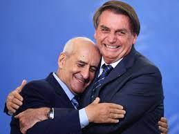 Bolsonaro abraza a Luiz Ramos