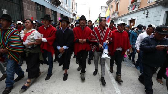 Representantes indigenas marchan al encuentro de los delegados de los 3 poderes del estado ecuatoriano