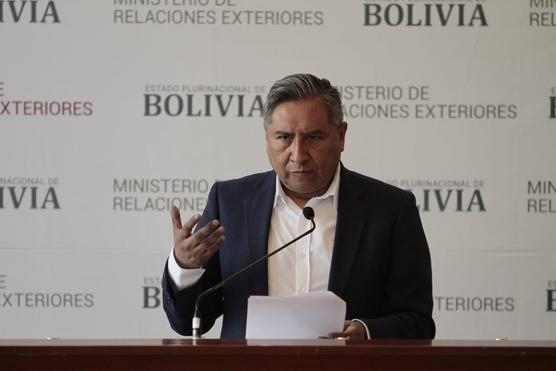 El canciller Rogelio Mayta en conferencia de prensa sobre la injerencia de Bolsonaro