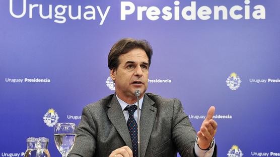  Lacalle Pou defendió su intención de un Tratado de Libre Comercio con China por fuera del Mercosur. Foto: AFP