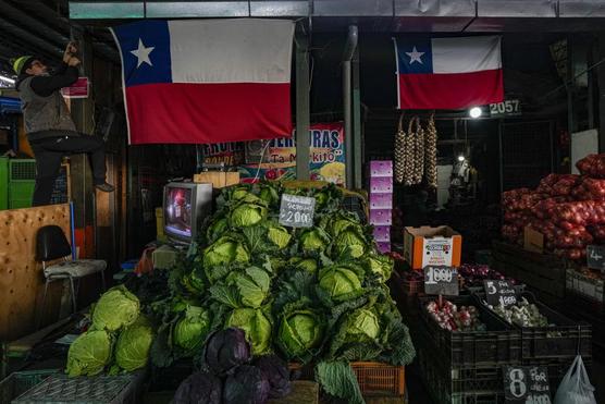 Puesto de verduras en el mercado de La Vega en Santiago