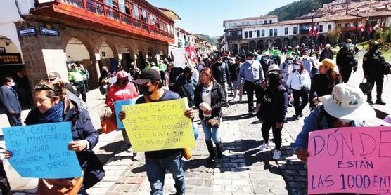 Turistas peruanos y extranjeros junto a trabajadores del turismo se concentran en calles del pueblo de Machu Picchu