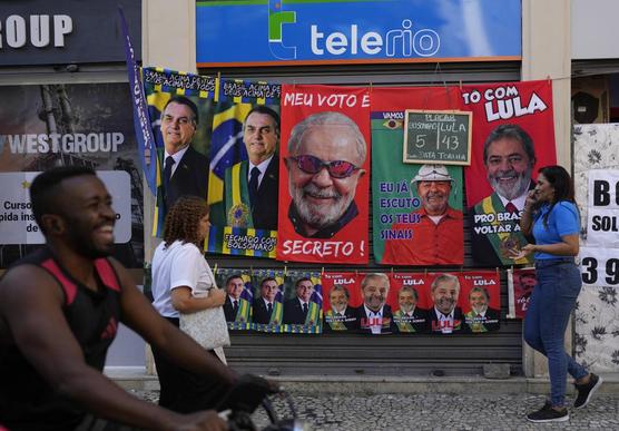 Toallas con imágenes del presidente brasileño Jair Bolsonaro y del exmandatario del país Luiz Inácio Lula da Silva en un puesto 