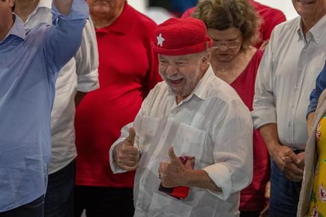Lula da Silva en un acto de campaña en Recife (foto: ANSA)