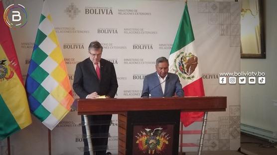 Ante la prensa el canciller, Rogelio Mayta, y el secretario de Relaciones Exteriores de México, Marcelo Ebrad