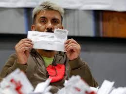 Un hombre muestra el voto del plebiscito por una nueva Constitución que se realizó en Chile el 4 de septiembre de 2022