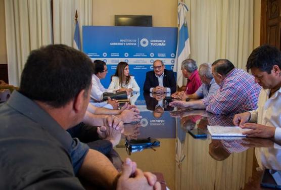La ministra de gobierno,  Carolina Vargas Aignasse; el ministro de Economía, Eduardo Garvich con los representantes estatales