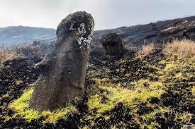 Moais, estatuas de piedra de la Isla de Pascua, afectados por el fuego de un incendio en el Parque Nacional Rapa Nui