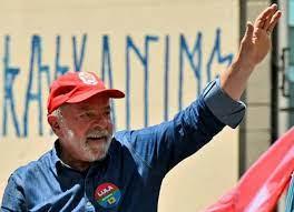  Lula da Silva saluda a simpatizantes durante un mitin en Campinas, Sao Paulo, ayer