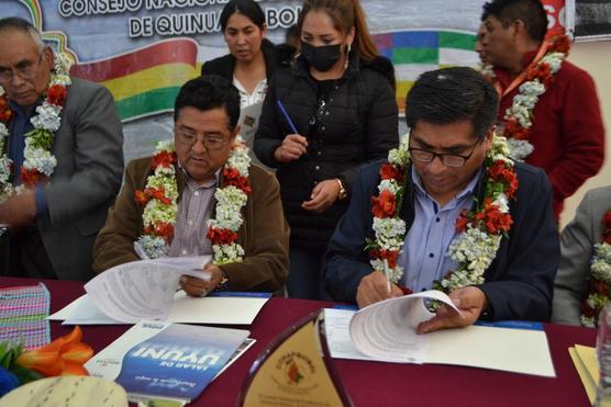 Autoridades de Gobierno suscriben el acuerdo con productores de quinua.