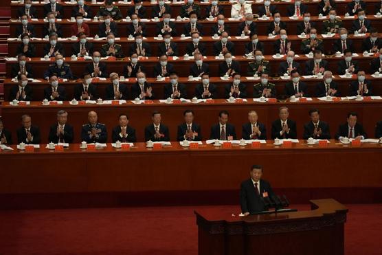 Los delegados aplauden al presidente de China, Xi Jinping, en la ceremonia de apertura del 20mo Congreso Nacional del PC