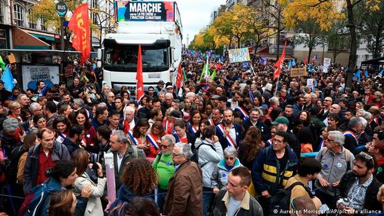 Miles salieron a protestar a las calles de París.