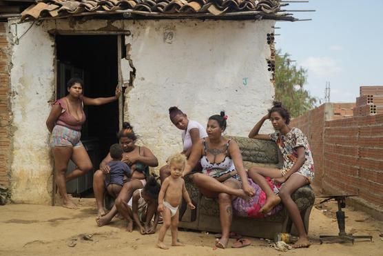 La lulista Aglete Batista y su familia sentados frente a su casa en Aracuai 