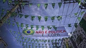 Un cartel que reza "No es política, es la Copa" del Mundo fue desplegado por propietarios de tiendas en Belo Horizonte