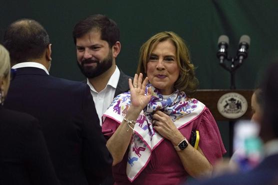 Beatriz Gutiérrez, esposa del presidente mexicano Andrés Manuel López Obrador, con el presidente chileno Gabriel Boric 