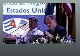 El estadounidense Philip Peters (D), director de la consultora Focus-Cuba, y el viceministro cubano. Carlos Fernández de Cossío