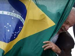 Lula da Silva junto a la bandera brasileña durante un mitin de campaña en Sao Mateus, estado de Sao Paulo