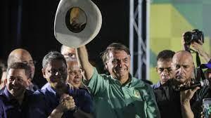 Bolsonaro saluda a sus partidarios durante un acto de campaña en Guarulhos