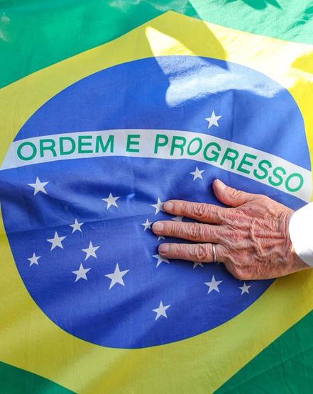 Con la palabra Democracia, Lula anuncia su victoria 