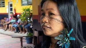 Geraci Aicuna Dos Santos, una líder de la tribu ticuna, hace fila para votar en el balotaje presidencial el domingo