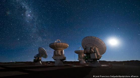 Cuatro antenas del monumental observatorio ALMA, en Chile