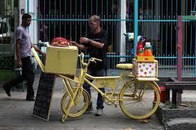 Un vendedor informal es visto en una calle de Río de Janeiro 
