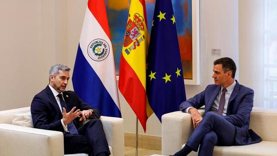  Mario Abdo Benítez y Pedro Sánchez coincidieron en la integración entre bloques regionales. Foto: AFP