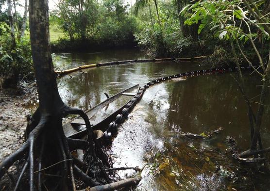Un derrame de petróleo en el río Chufiya, en la región de Putumayo, en Colombia. 