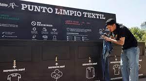Trabajadores recolectan ropa usada en el "Punto Limpio Textil" de la empresa Kaya Unite. EFE/ Elvis González