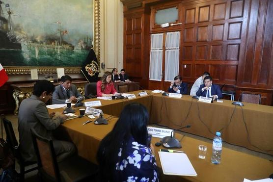 Comisión parlamentaria organiza golpe final contra Castillo