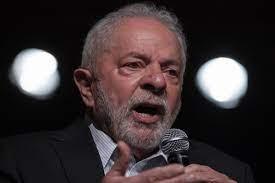 Lula  habla durante una reunión con parlamentarios hoy en el Centro Cultural Banco do Brasil