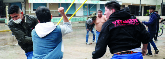 Bloqueadores agreden a personas que intentan sortear los puntos de bloqueo en Santa Cruz. Foto: Ahora El Pueblo.