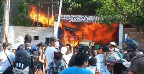 Turba enviada por Camacho incendian la sede de la Federación Campesina