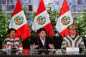 Castillo reunido con indigenas ashaninka durante una reunión con líderes de esa comunidad en el Palacio de Gobierno en Lima