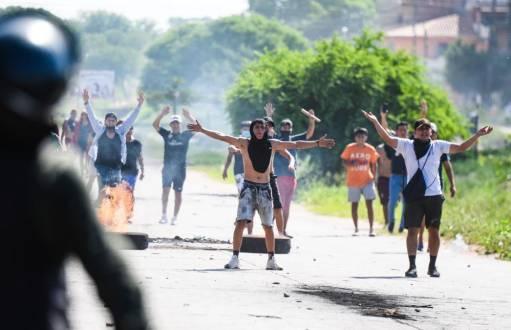 Grupo de choque de los cívicos atemorizan a ciudadanos en Santa Cruz