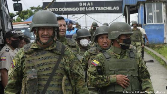 Una unidad de la Policía ecuatoriana atiende un motín en la cárcel de Bellavista, en Santo Domingo de los Tsáchilas