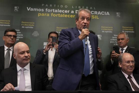 Valdemar Costa Neto, dirigente del Partido Liberal de Bolsonaro, habla con los periodistas