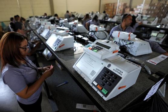 rabajadores electorales alistan máquinas de votación electrónica en Brasilia, el 19 de octubre de 2022