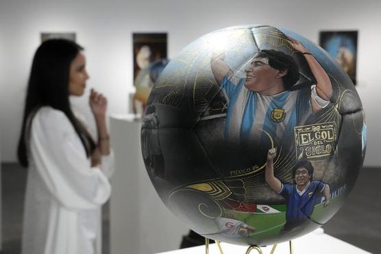 Lili Cantero, detrás de uno de sus balones pintados, con la imagen de Maradona