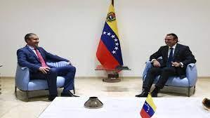 El ministro de Petróleo de Venezuela, Tareck el Aissami y ejecutivos de Chevronb