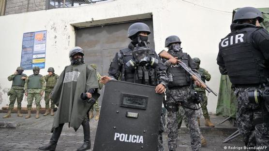 Policías ecuatorianos  apostados en las afueras de una cárcel de Quito, la capital de Ecuador