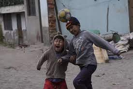 Niños juegan al fútbol en Catzuqui de Velasco, una zona rural que carece de servicios básicos garantizados como agua potable 