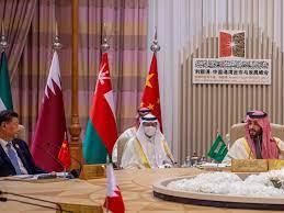 Xi escucha al  príncipe heredero saudí Mohammed bin Salmán