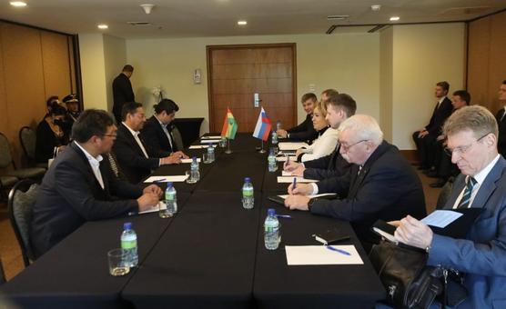 La delegación boliviana firma acuerdos con los representantes rusos en Brasilia