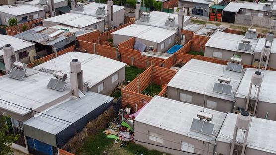 Vista aérea de las viviendas sociales de barrio Godoy de Rosario que incorporaron calefones solares