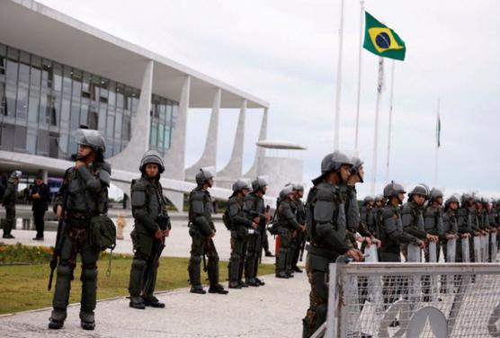 Oficiales del ejército montan guardia afuera del Palacio Planalto, en Brasilia.