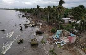 Casas destruidas por efecto de erosión marina e incremento de nivel del mar, en la localidad El Bosque,estado de Tabasco (México