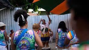 Integrantes de la escuela de samba Turma da Paz de Madureira, o TPM, ensayan.